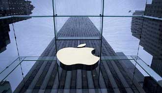 Apple-Logo an einem Laden in New York.