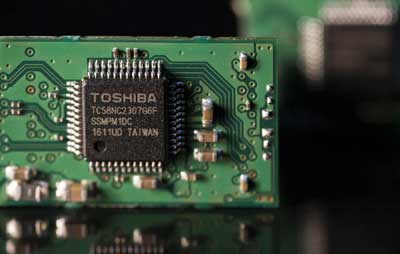 Toshiba pares losses on report of apple investing in chips