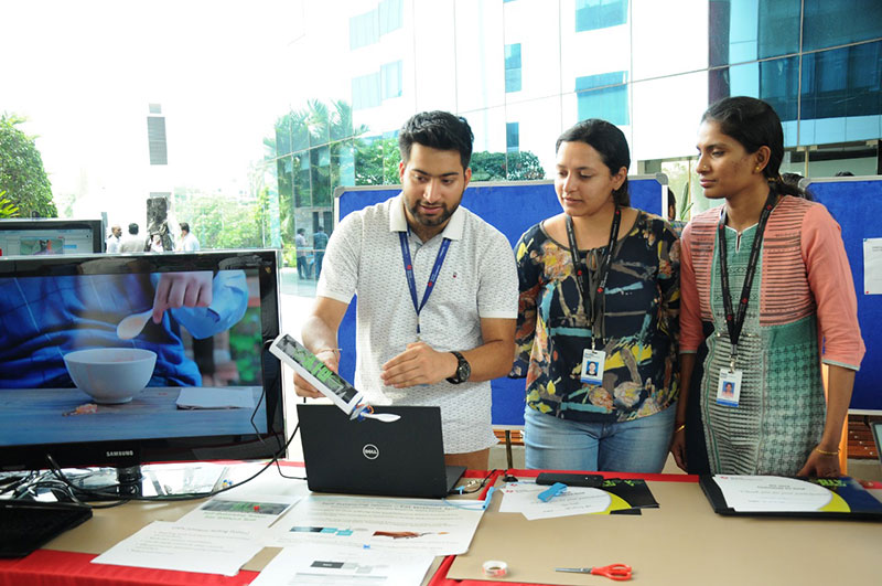 Team-from-Self-Balancing-Spoon-from-TI-India-showcasing-their-innovation-at-DIY-Day-at-TI