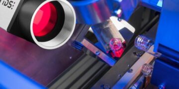 Intelligent multi-camera system for quality control of vaccine bottles