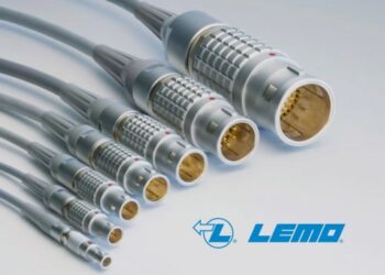 Standard self-latching multipole connectors with alignment key