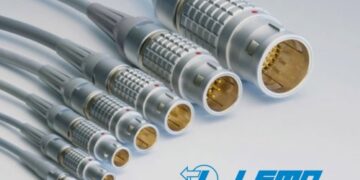 Standard self-latching multipole connectors with alignment key