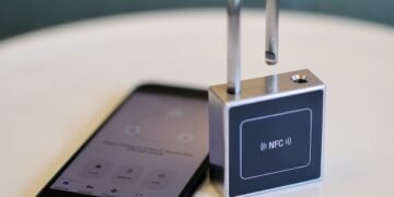 Infineon paves the way for doing away with keys. Smart locks will in future power themselves contactless sly from the mobile phone